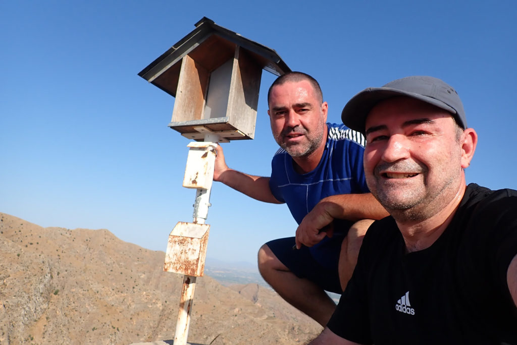 Joaquín y Manolet en la cima del San Bernardo, 454 mts., detrás El Chinar
